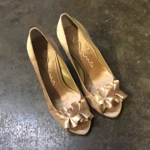 nina champagne satin pumps - new and never worn